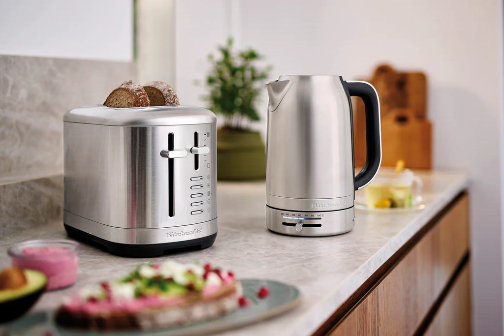 2025 Set de desayuno KitchenAid con hervidor 5KEK1701, tostadora de 2 ranuras 5KMT2109 y calentador de pan