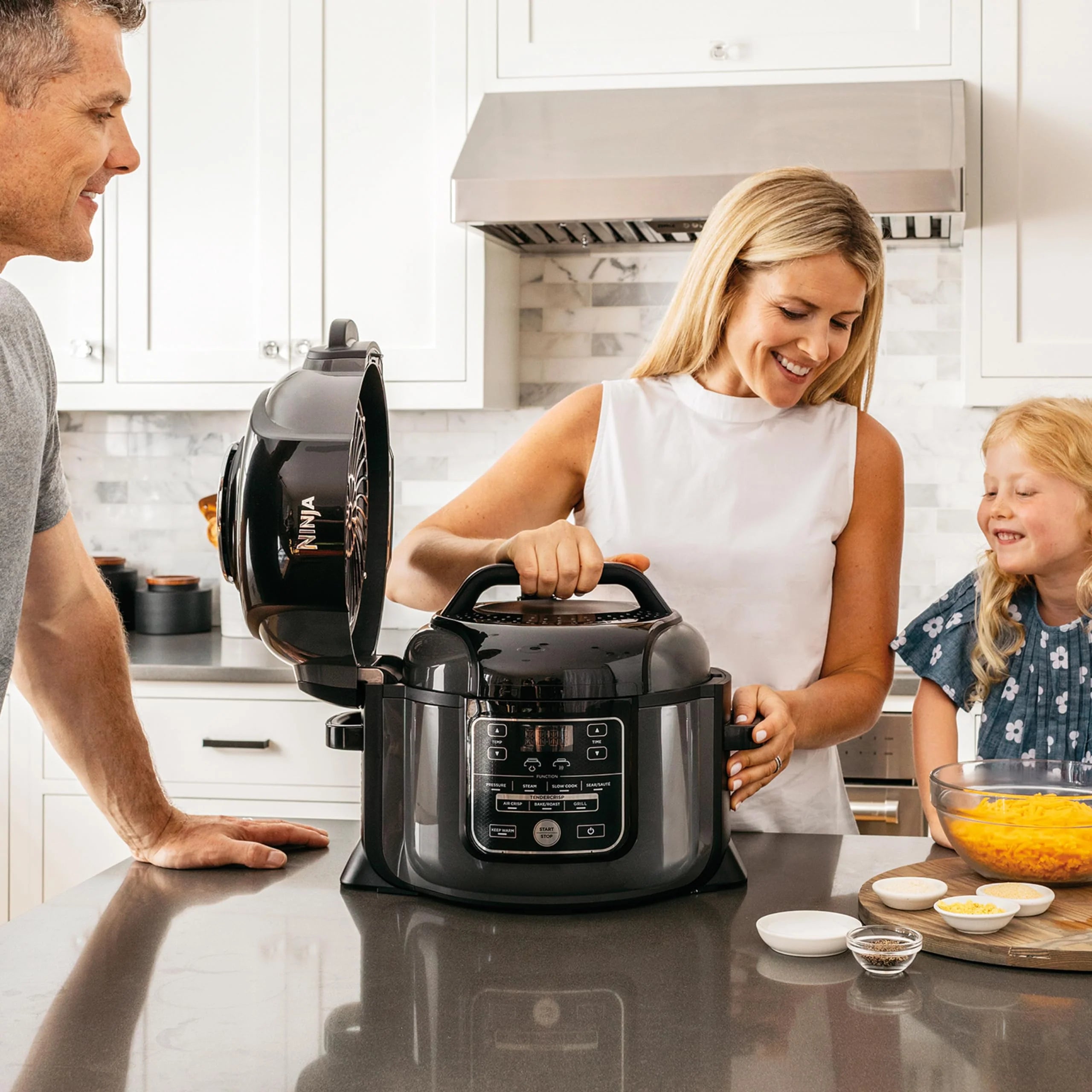 2025 Ninja Foodi Olla Multifunción, 6 L, olla multifunción 7 en 1, olla a presión rápida, freidora de aire caliente, cocción lenta, parrilla y más, acero cepillado y negro, OP300EU