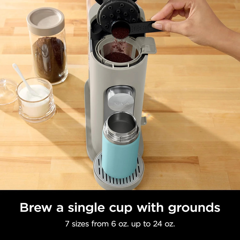 2025 Cafetera de porción individual Ninja Pods & Grounds, compatible con K-Cup, prepara café molido o cápsulas, diseño compacto, depósito de 56 oz, tamaños de taza de 6 oz a 24 oz para viaje, café frío, color piedra, modelo PB041ST