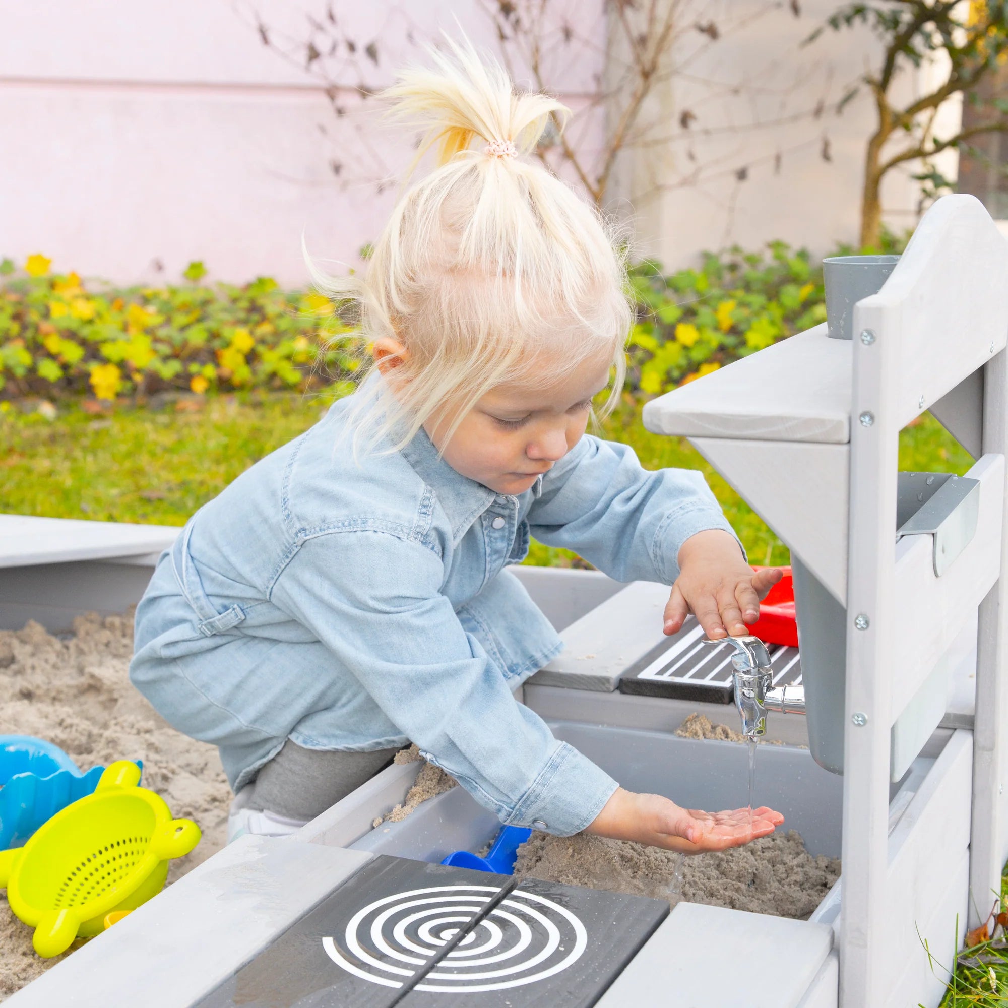 Cocina de juego al aire libre con accesorios – Madera certificada FSC – Acabado en gris grabado