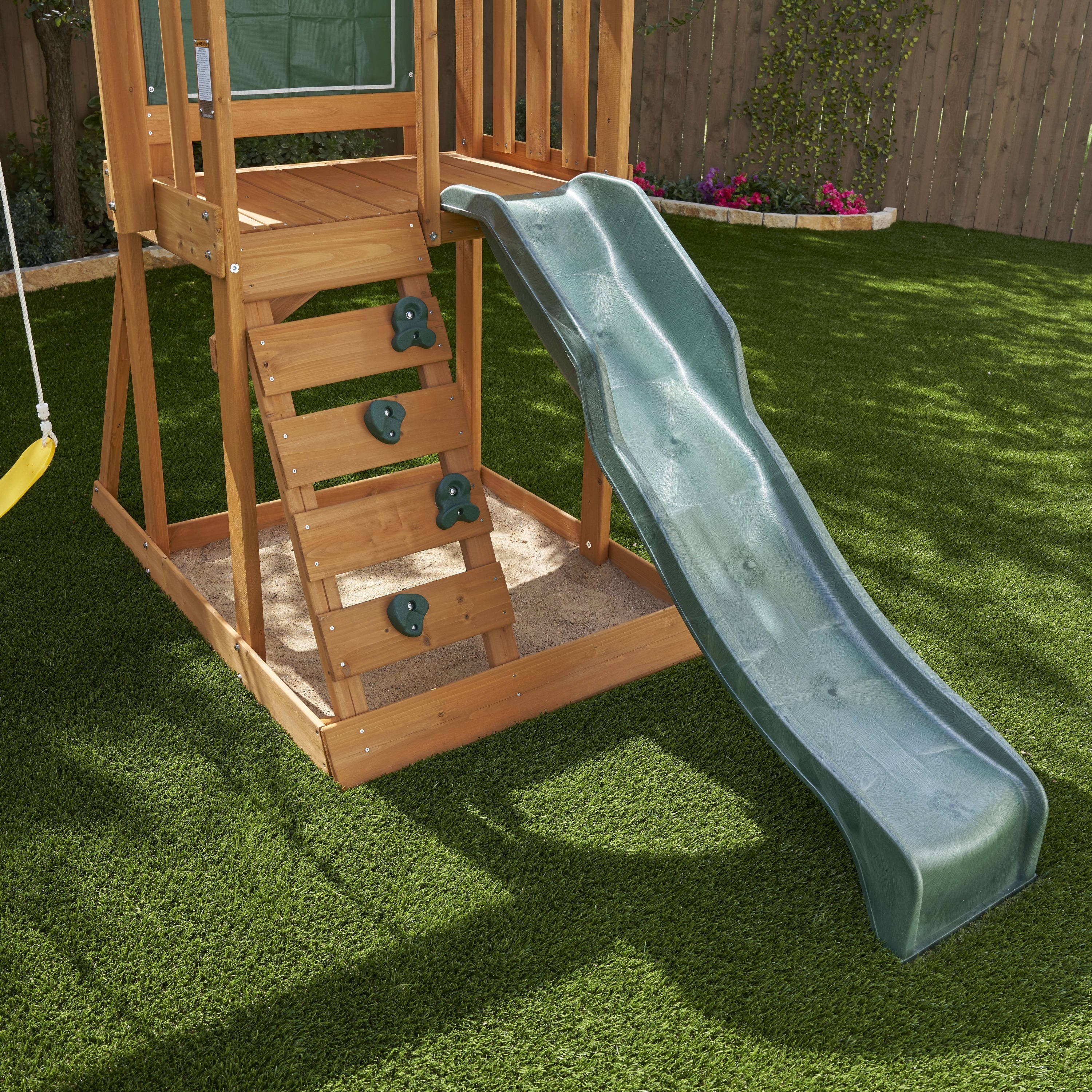 El conjunto de juegos al aire libre KidKraft Ainsley con resbaladilla y pared para escalar