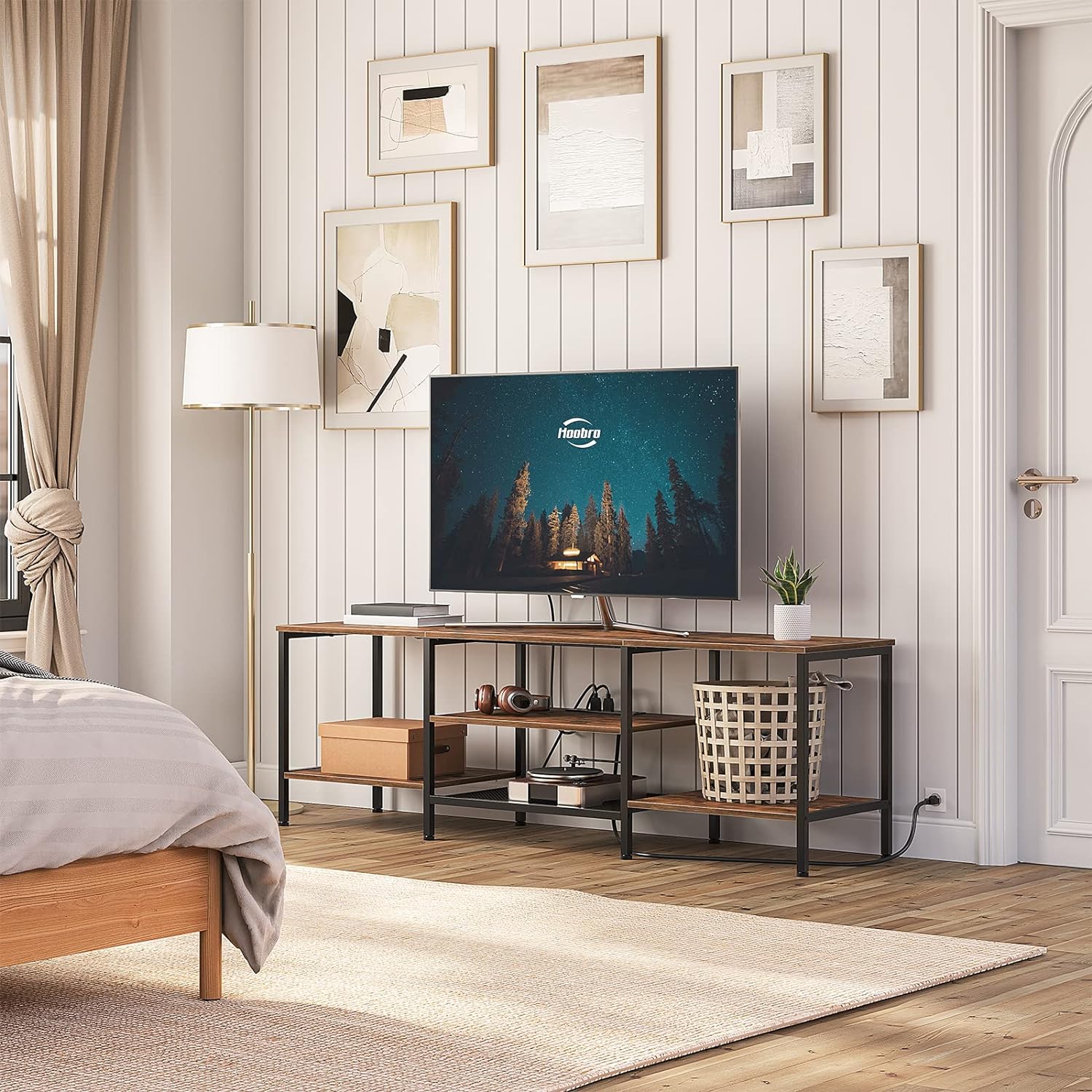 Mueble para TV con Enchufes Integrados para TVs de hasta 75 Pulgadas, Mesa Consola con Estantes Abiertos, Centro de Entretenimiento Industrial para Sala o Dormitorio, Color Marrón Rústico y Negro BF60DS01