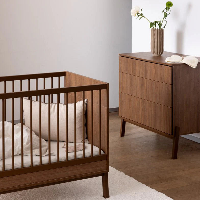 2025 Cuna Quax colección Ashi – Marrón castaña | Elegancia atemporal y diseño minimalista | Altura ajustable (30/45/60 cm) | Haya certificada FSC | Incluye somier de lamas, sin colchón
