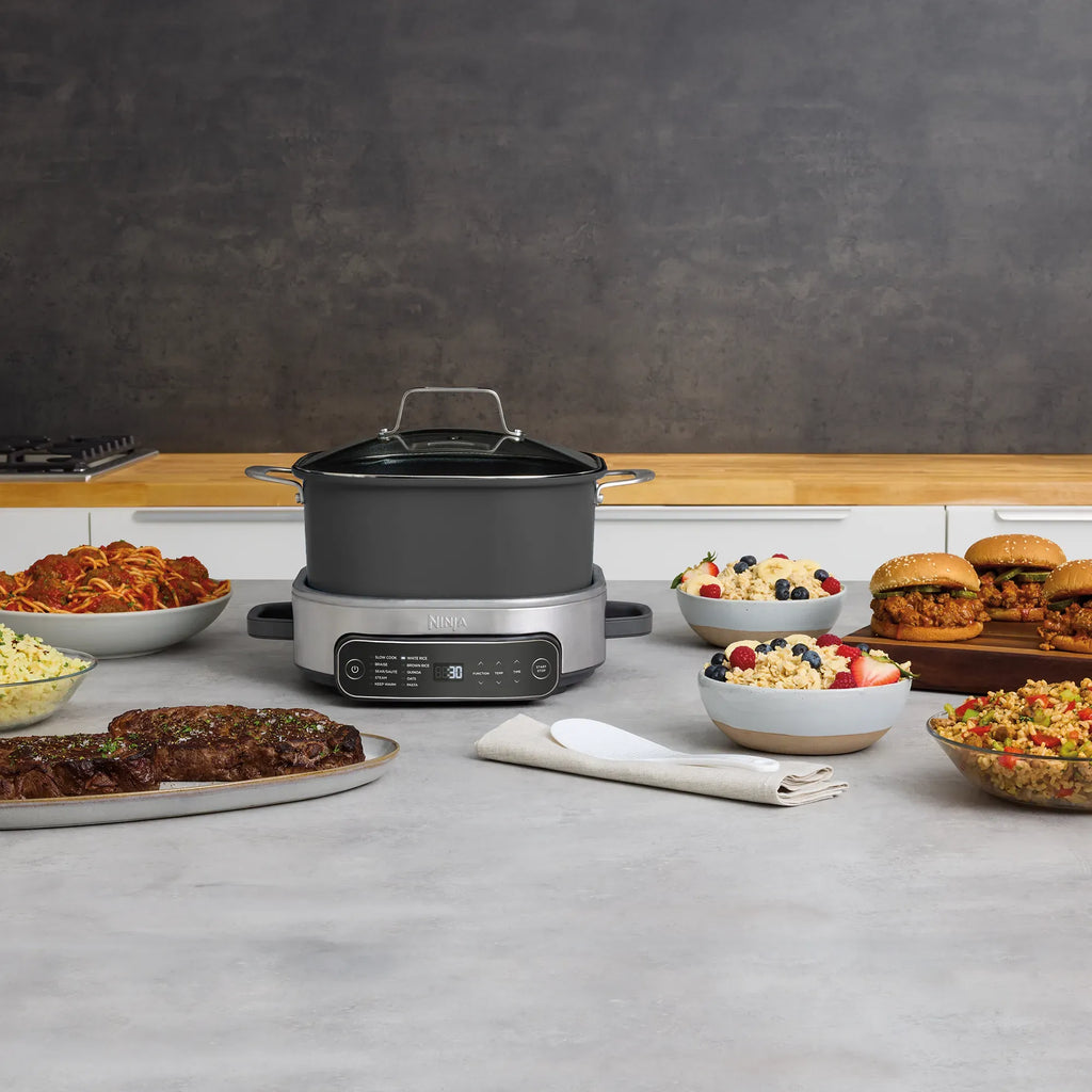 2025 Descubre el Ninja® Foodi® PossibleCooker™ Pro – el PossibleCooker™ versátil para el día a día, que reemplaza 10 aparatos y utensilios de cocina.