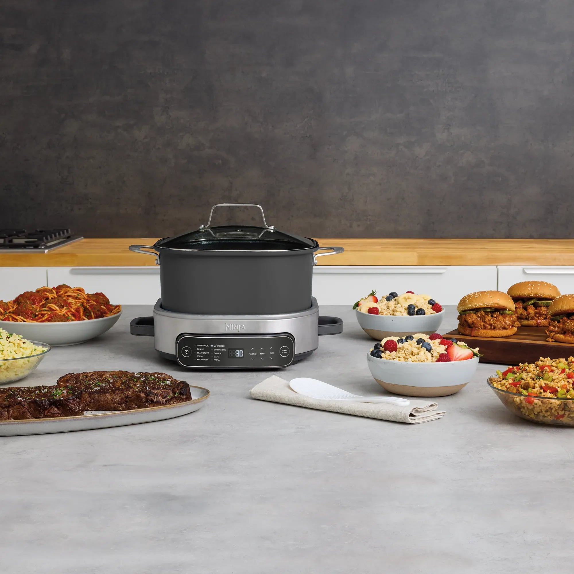 2025 Descubre el Ninja® Foodi® PossibleCooker™ Pro – el PossibleCooker™ versátil para el día a día, que reemplaza 10 aparatos y utensilios de cocina.