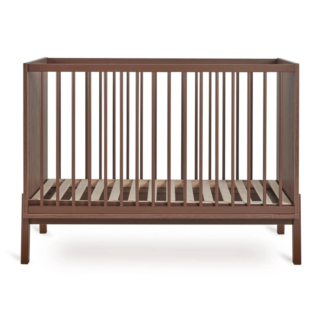 2025 Cuna Quax colección Ashi – Marrón castaña | Elegancia atemporal y diseño minimalista | Altura ajustable (30/45/60 cm) | Haya certificada FSC | Incluye somier de lamas, sin colchón