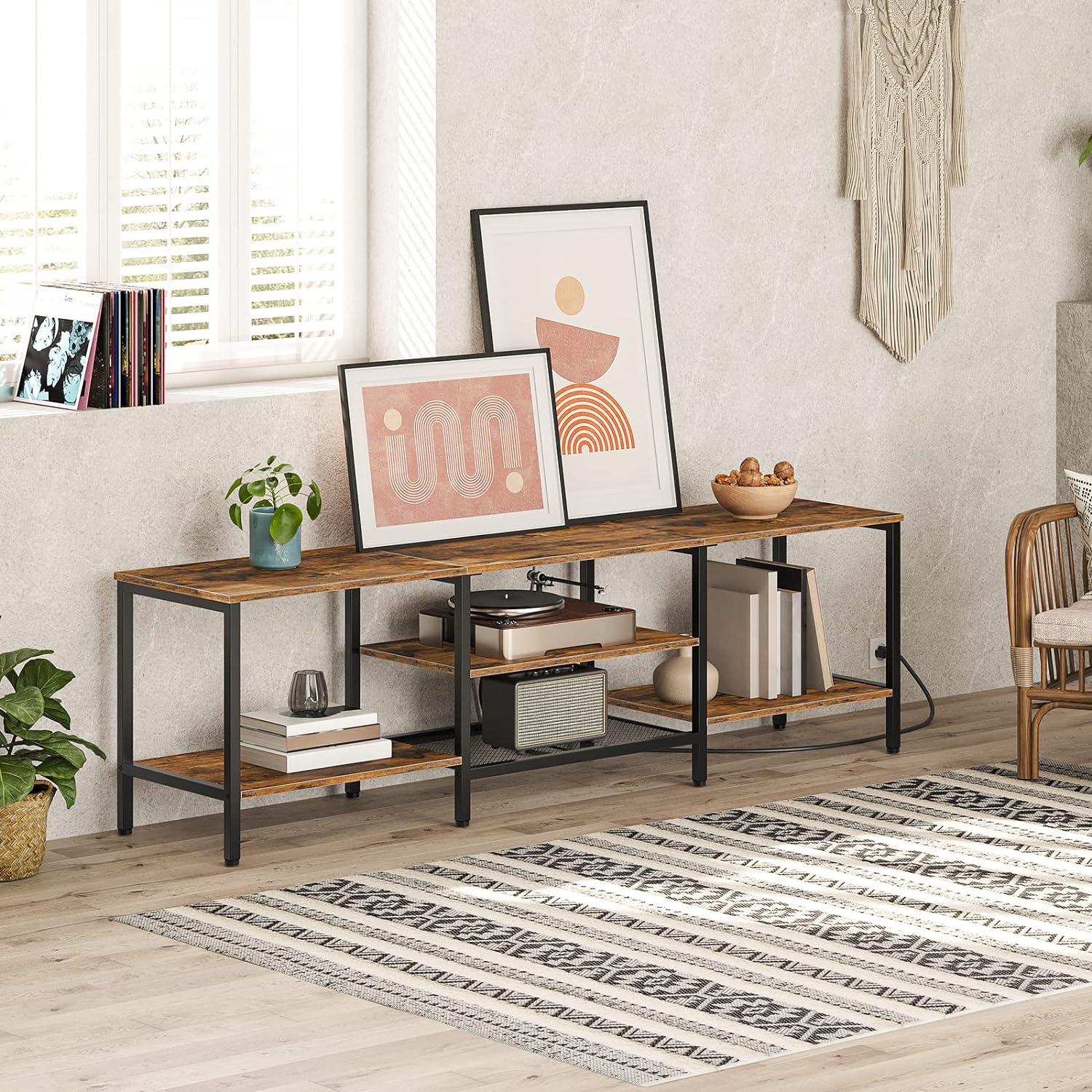 Mueble para TV con Enchufes Integrados para TVs de hasta 75 Pulgadas, Mesa Consola con Estantes Abiertos, Centro de Entretenimiento Industrial para Sala o Dormitorio, Color Marrón Rústico y Negro BF60DS01