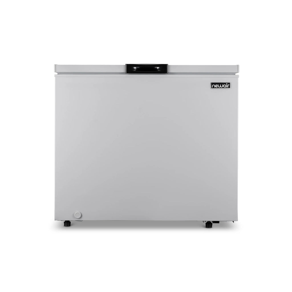 2025 Congelador tipo baúl compacto Newair®, 6.7 pies cúbicos – Gris fresco