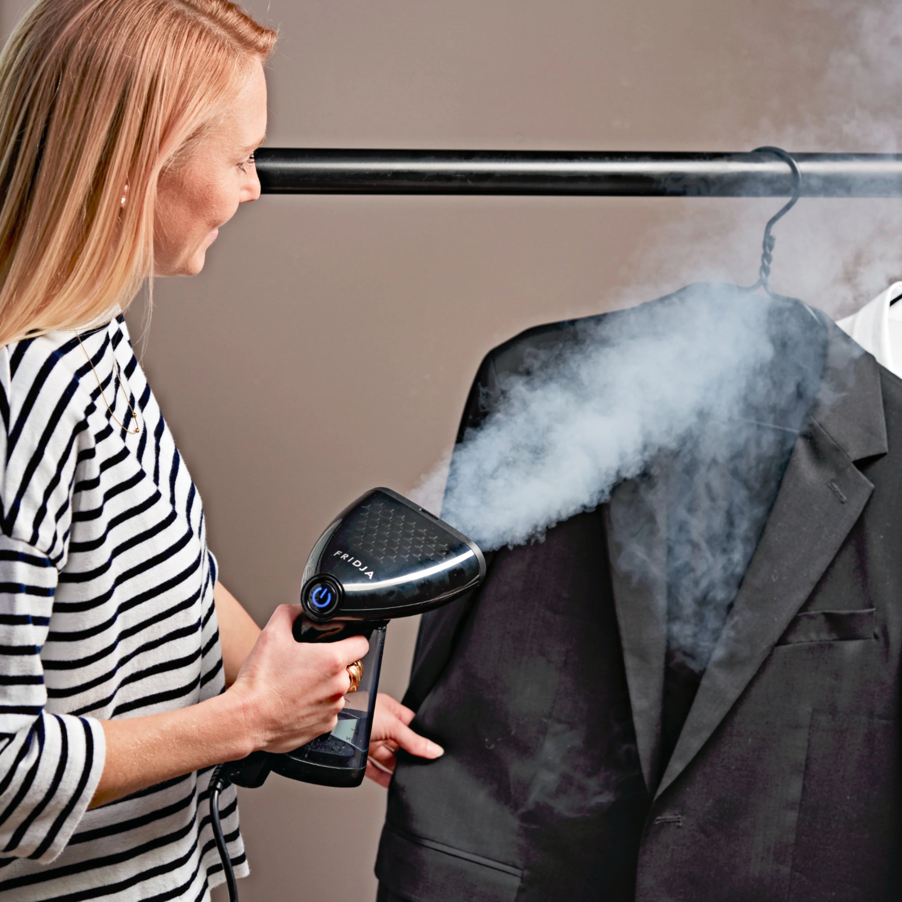 Fridja F10 - Vaporizador de Ropa Portátil