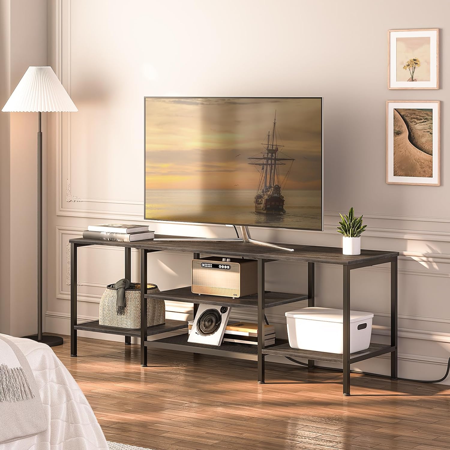 Mueble para TV con Enchufes Integrados para TVs de hasta 75 Pulgadas, Mesa Consola con Estantes Abiertos, Centro de Entretenimiento Industrial para Sala o Dormitorio, Color Marrón Rústico y Negro BF60DS01