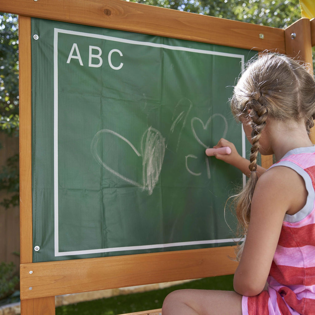 El conjunto de juegos al aire libre KidKraft Ainsley con resbaladilla y pared para escalar