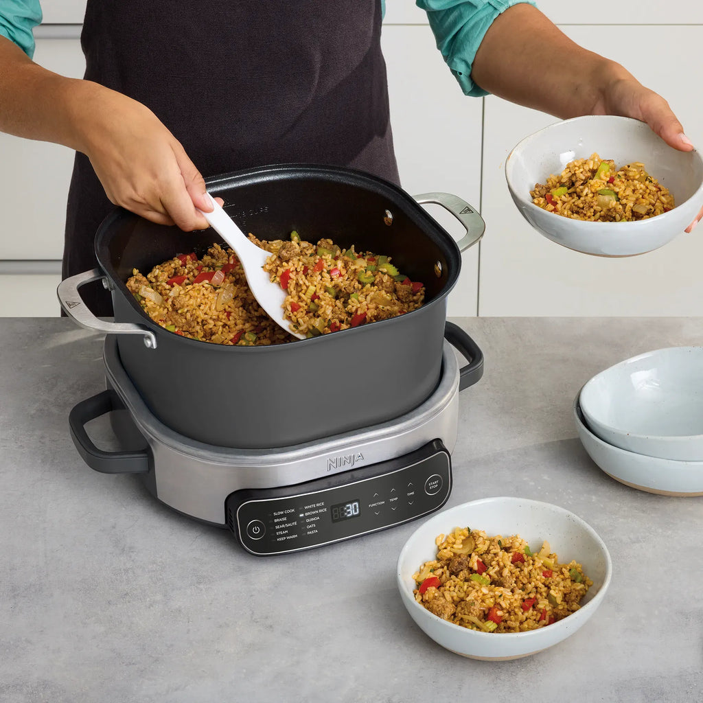 2025 Descubre el Ninja® Foodi® PossibleCooker™ Pro – el PossibleCooker™ versátil para el día a día, que reemplaza 10 aparatos y utensilios de cocina.