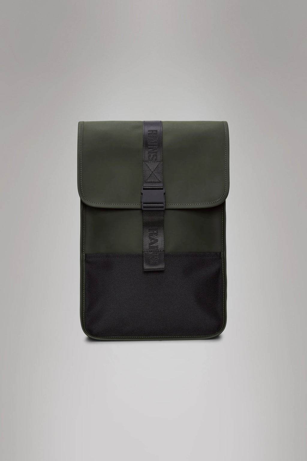 2025 Trail Backpack Mini – Mochila de Día Repelente al Agua (15") con Solapa y Hebilla de Goma – Tejido PU – Compartimento Acolchado para Portátil