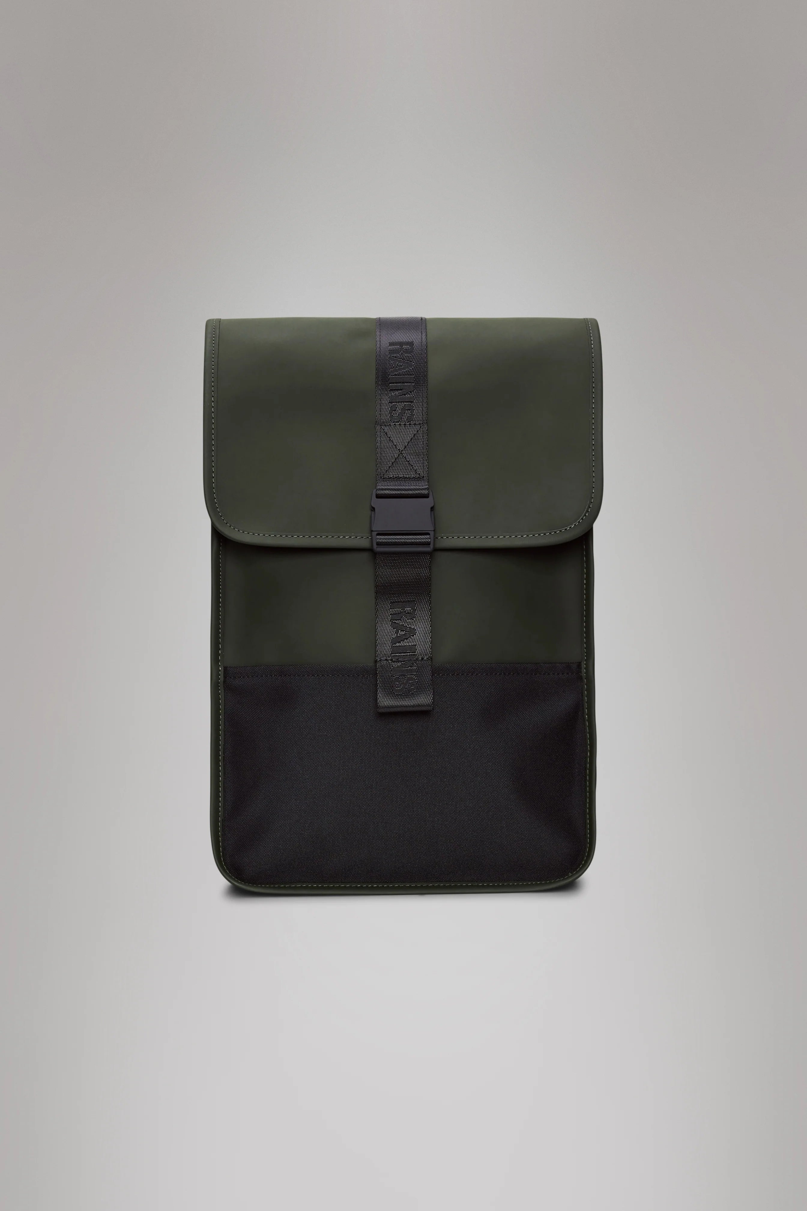 2025 Trail Backpack Mini – Mochila de Día Repelente al Agua (15") con Solapa y Hebilla de Goma – Tejido PU – Compartimento Acolchado para Portátil
