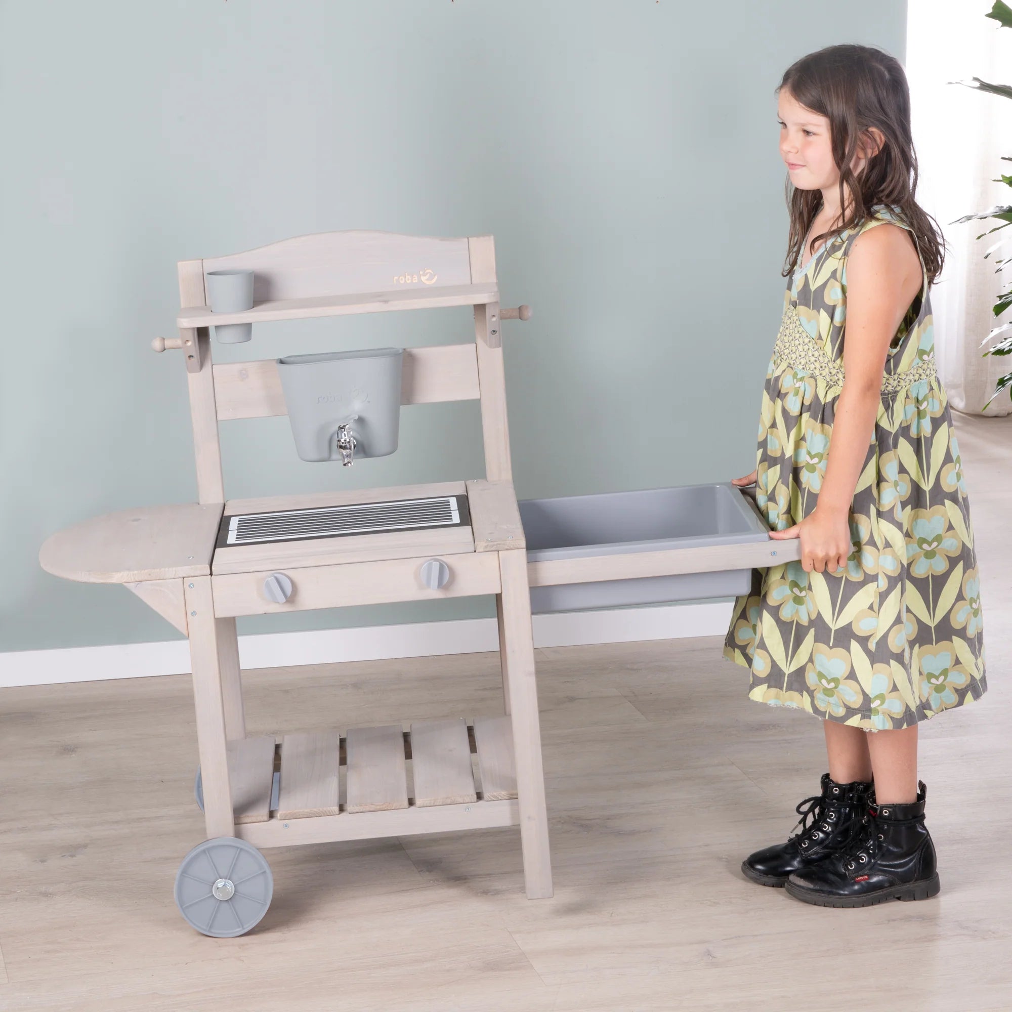 Cocina móvil de juego "Mud & Play BBQ" para niños – Madera certificada FSC – Acabado en gris grabado