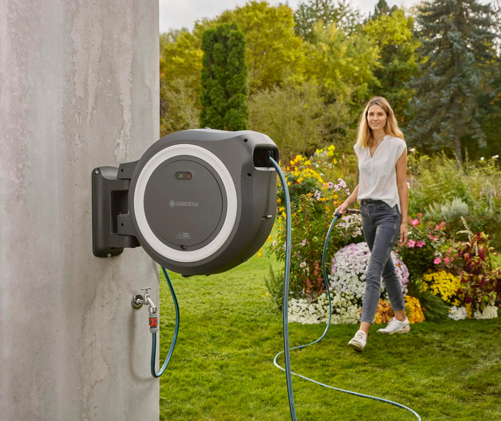 2025 Caja de Pared con Batería Gardena PowerRoll XL Lista para Usar: Enrollador Automático con Manguera de Jardín de 35 m, Guía de Manguera y RollControll, Kit Completo con Batería (18642-20)
