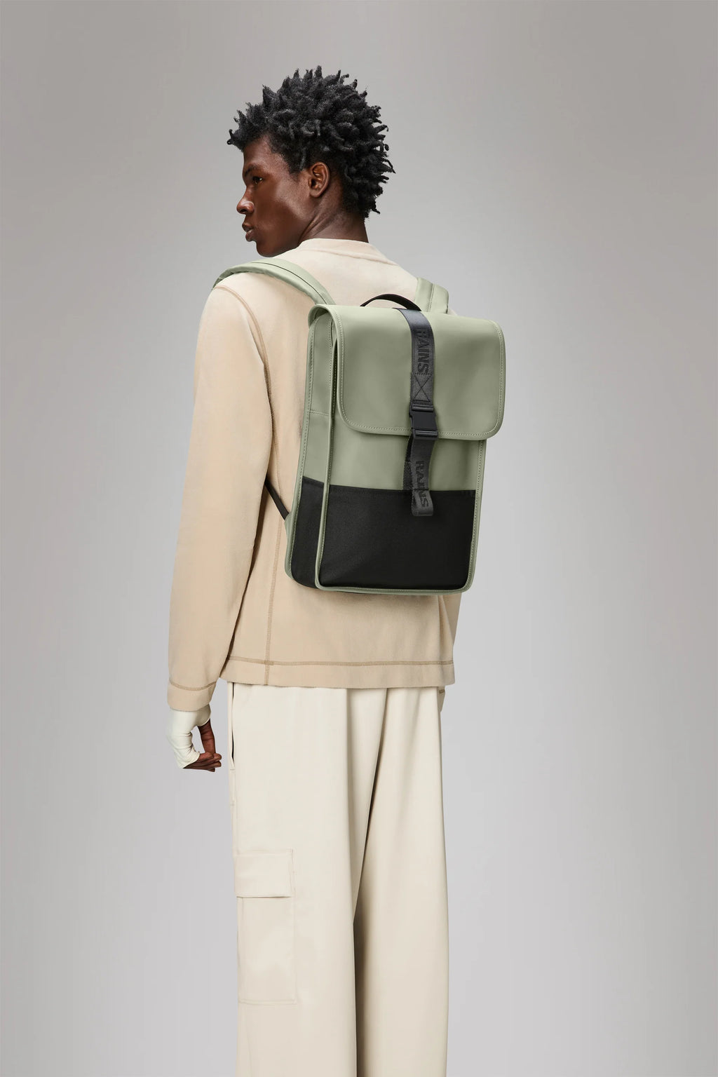 2025 Trail Backpack Mini – Mochila de Día Repelente al Agua (15") con Solapa y Hebilla de Goma – Tejido PU – Compartimento Acolchado para Portátil
