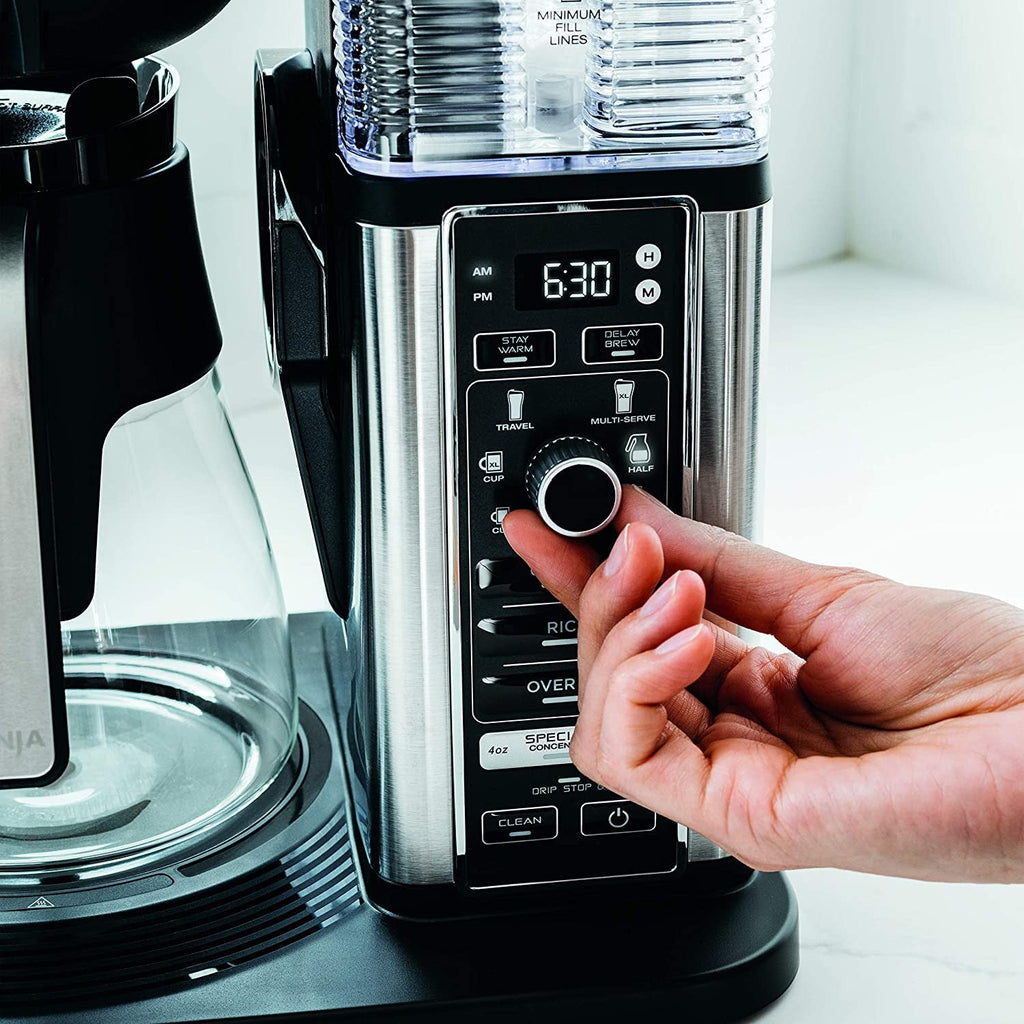 2025 Cafetera Especialidad Ninja con Jarra de Vidrio de 50 Oz, Acabado en Negro y Acero Inoxidable