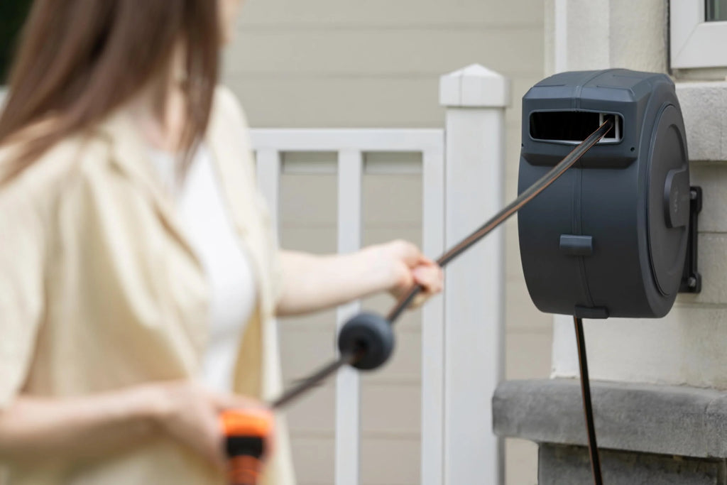 2025 Caja de Manguera de Pared Automática Giraffe Tools 35 m + 2 m, Enrollador de Manguera Giratorio 180°, con 7 Boquillas Ajustables y Manguera de Conexión