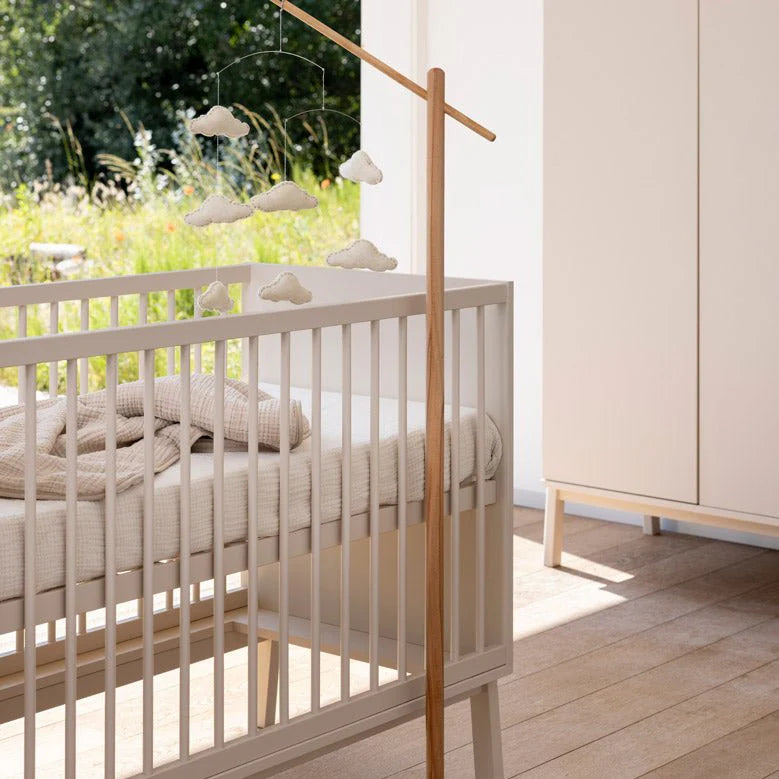 2025 Cuna Quax Ashi – 60x120 cm | Ajustable en 3 alturas | Madera de haya certificada FSC | Color Greige | Con somier de lamas, sin colchón