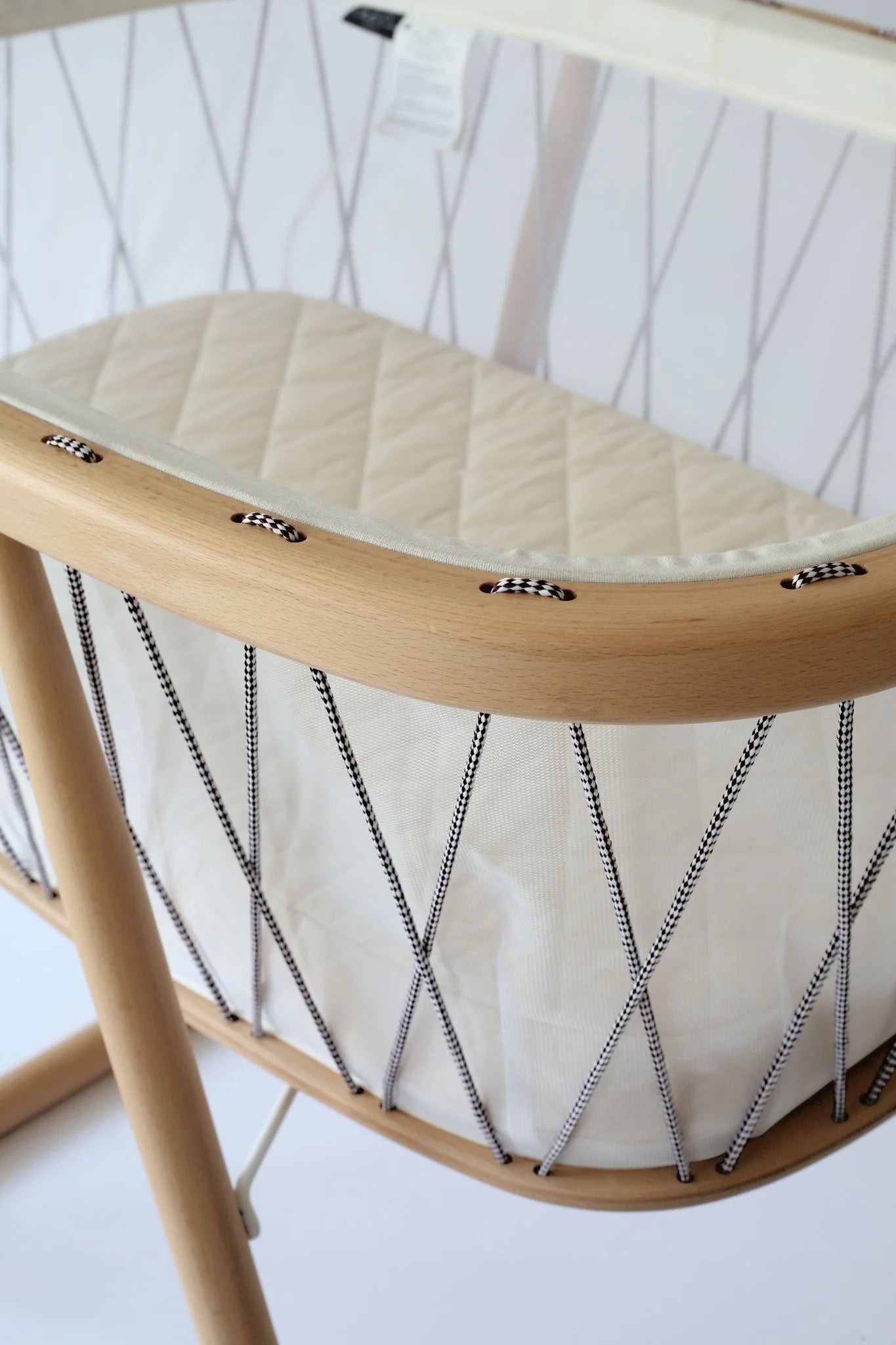 2025 Cuna KUMI de Charlie Crane – Capullo transparente con suave balanceo lateral | Dimensiones 81x56x72 cm | Colchón de espuma incluido | Cordones personalizables | Diseño moderno y minimalista