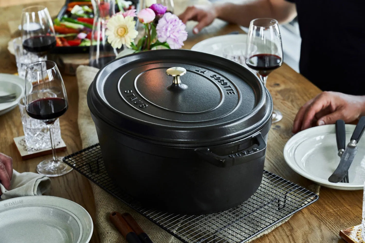 2025 Staub Cocotte Ovalada 12L – Cocotte de Hierro Fundido de Alta Calidad para una Cocción Uniforme de Grandes Platos