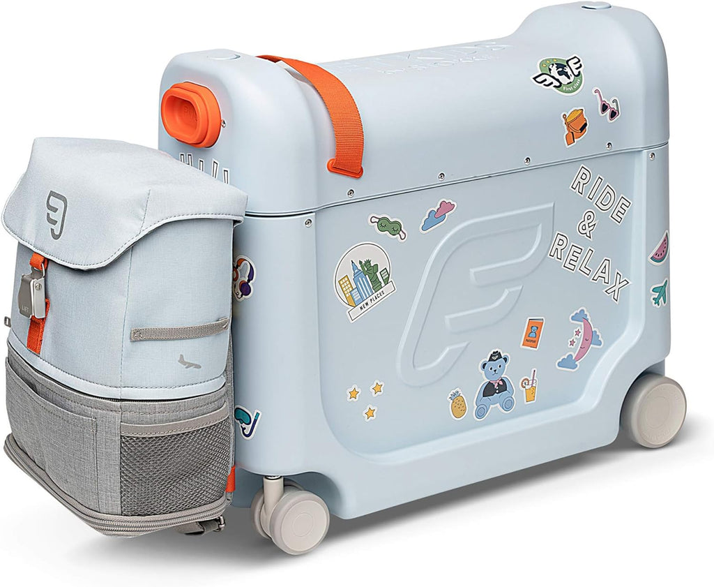 JetKids by Stokke Travel Bundle – Incluye maleta infantil para montar con cama de vuelo + mochila Crew – Ideal para edades de 3 a 7 años