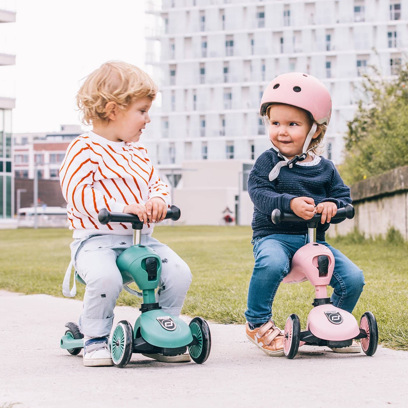 2025 Scoot and Ride Bicicleta sin pedales y Patinete 2 en 1 – Highwaykick 1 – Forest