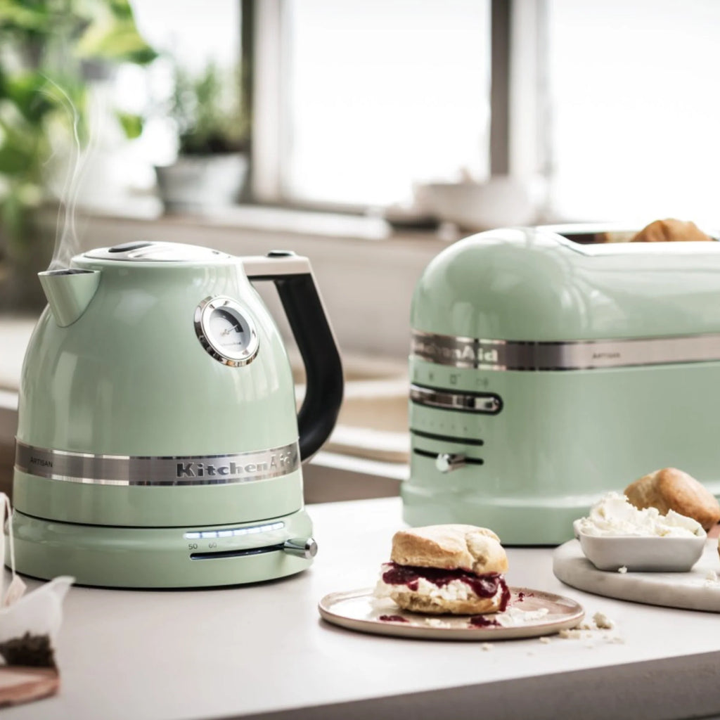 2025 Set de desayuno KitchenAid Artisan que incluye hervidor 5KEK1522, tostadora de 2 ranuras 5KMT2204 y tostadora para panecillos