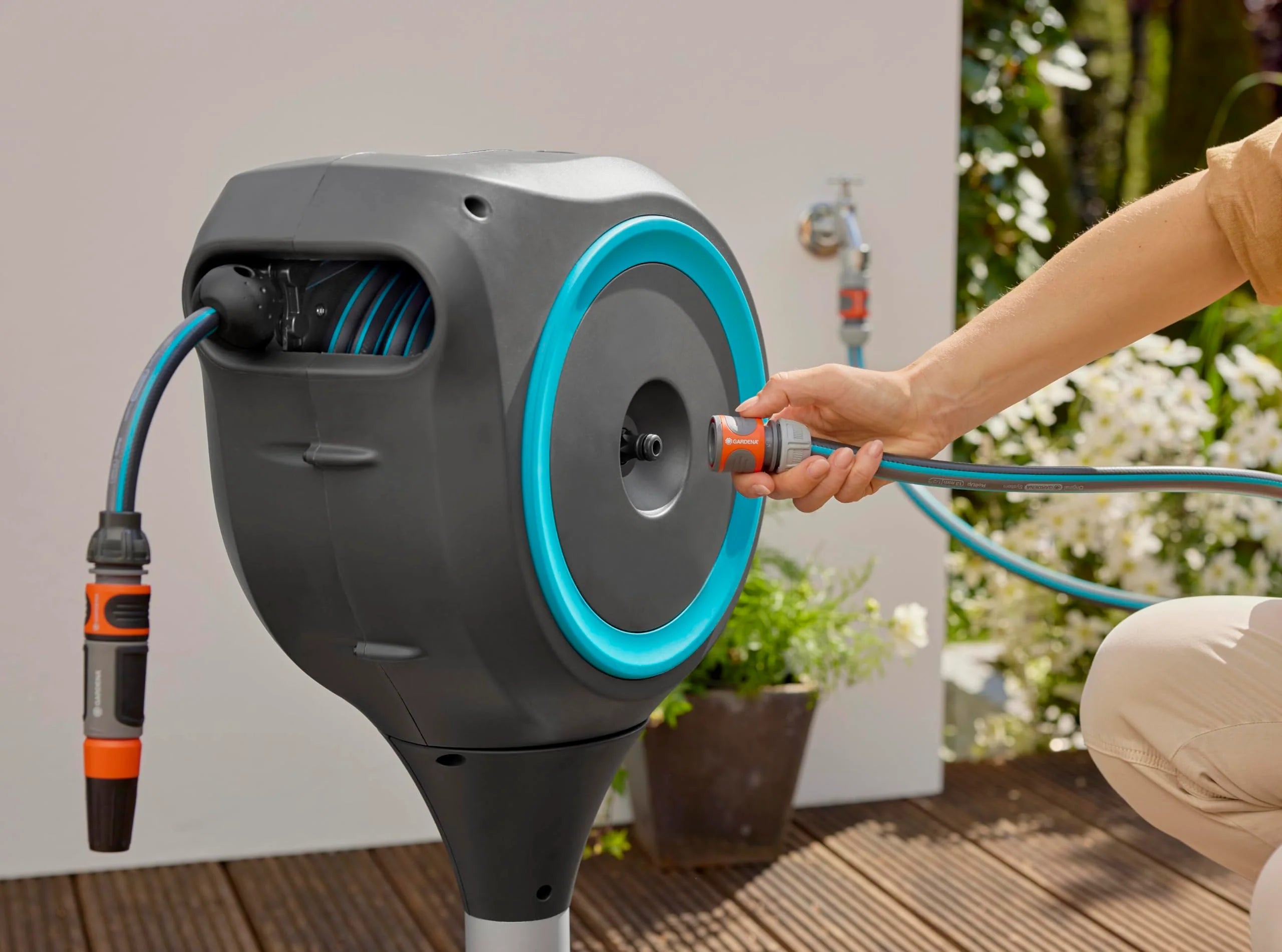 2025 Caja para Manguera de Terraza Gardena RollUp M: Caja Resistente a la Intemperie con Tecnología RollUp y Manguera de 20 m, Riego de Jardines Medianos con Terraza, Enrollado Automático, Turquesa (18615-20)