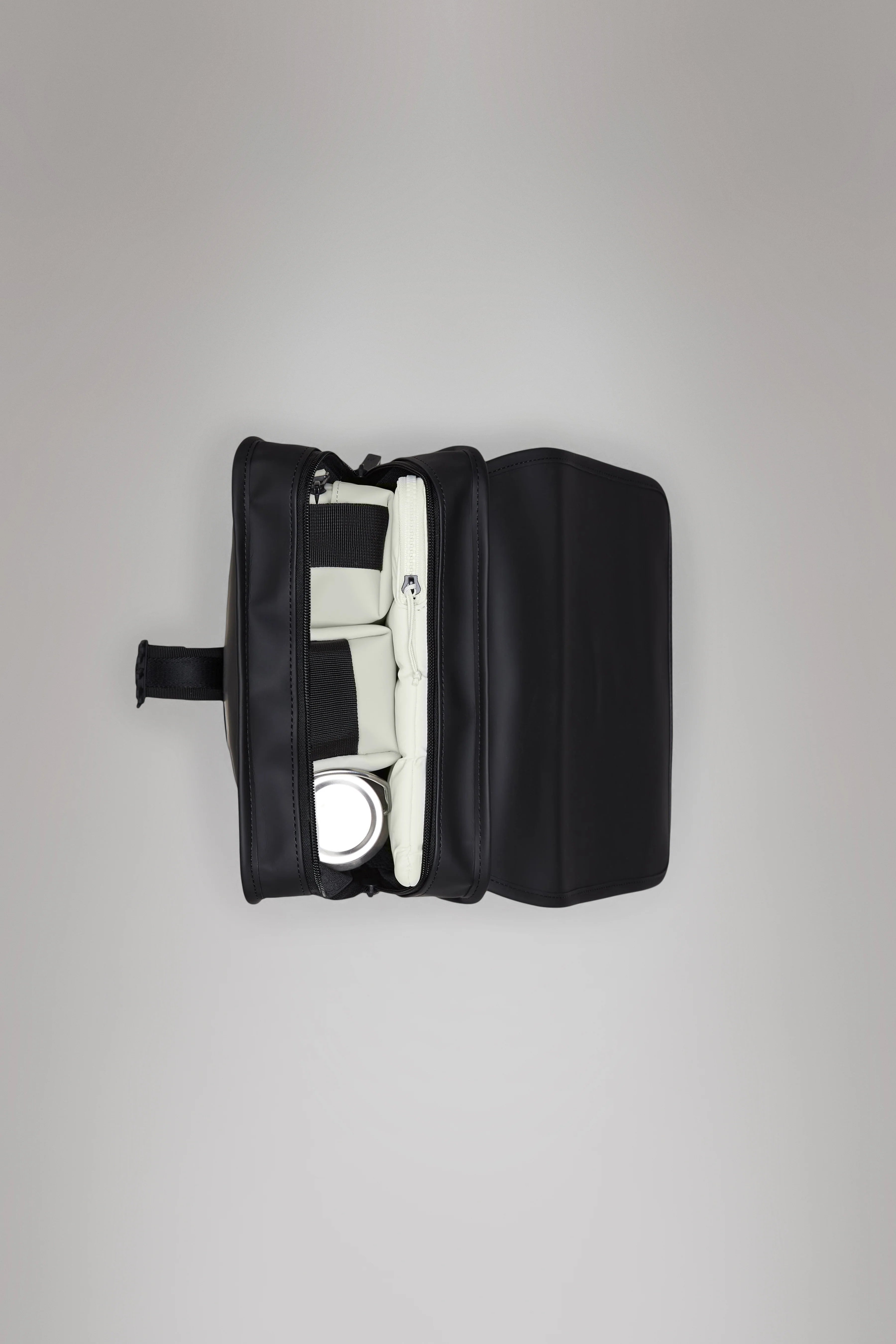 2025 Trail Backpack Mini – Mochila de Día Repelente al Agua (15") con Solapa y Hebilla de Goma – Tejido PU – Compartimento Acolchado para Portátil