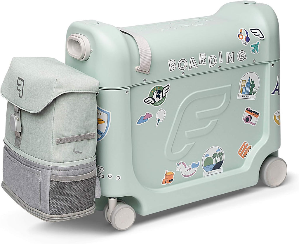 JetKids by Stokke Travel Bundle – Incluye maleta infantil para montar con cama de vuelo + mochila Crew – Ideal para edades de 3 a 7 años