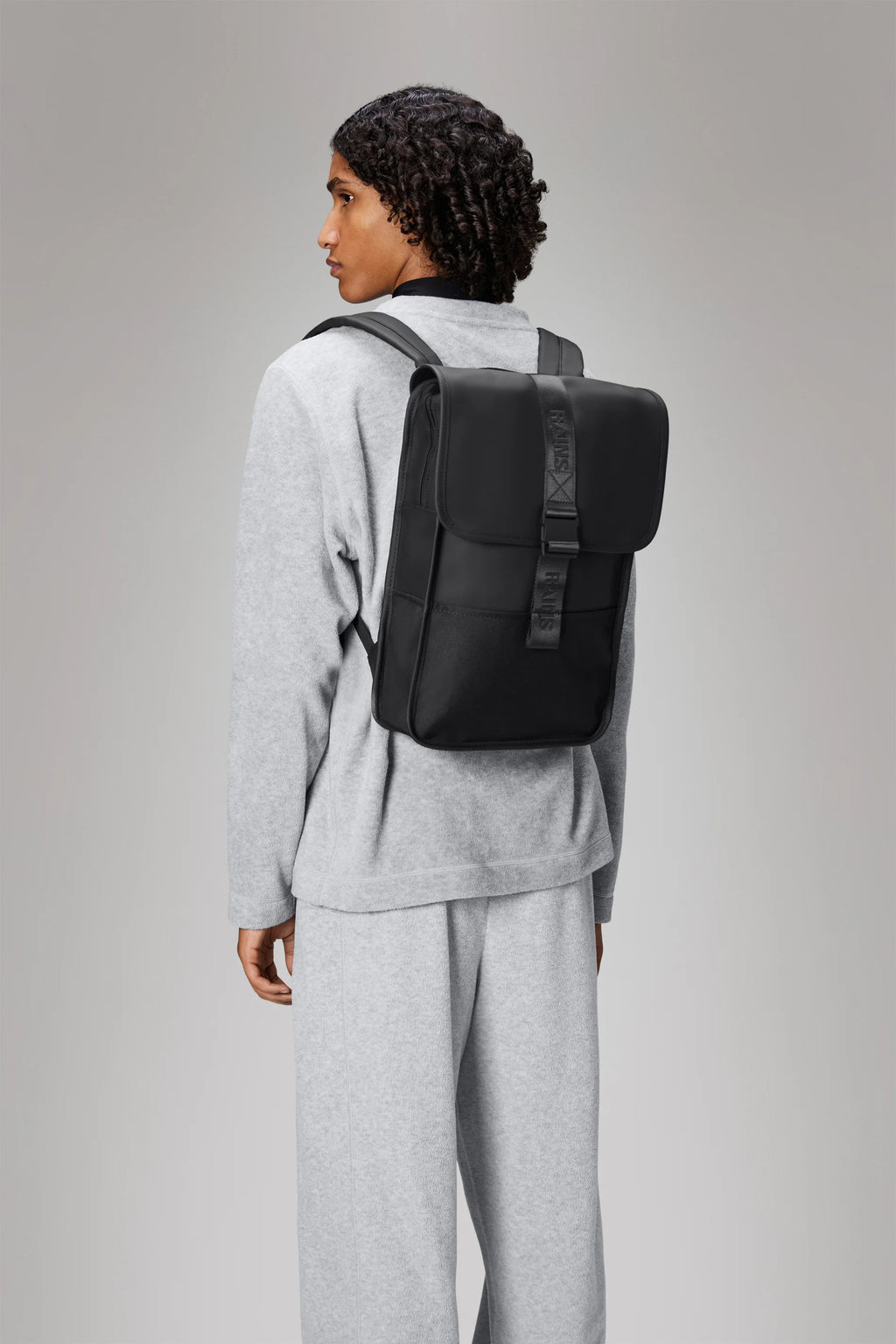 2025 Trail Backpack Mini – Mochila de Día Repelente al Agua (15") con Solapa y Hebilla de Goma – Tejido PU – Compartimento Acolchado para Portátil