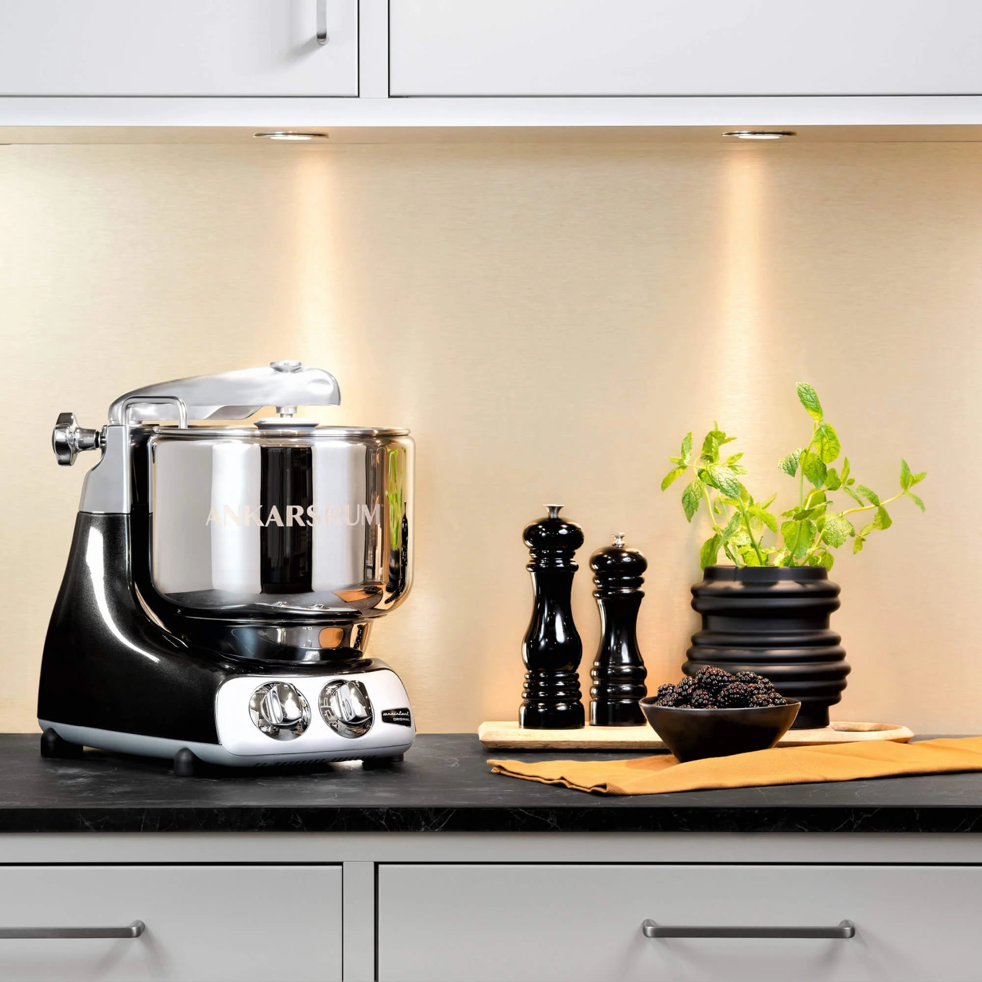 2025 Ankarsrum Assistent Original 6230 – robot de cocina multifuncional con diseño retro, bol de acero inoxidable 7L, motor de 1500W, accesorios variados, fabricación artesanal sueca, garantía de 7 años