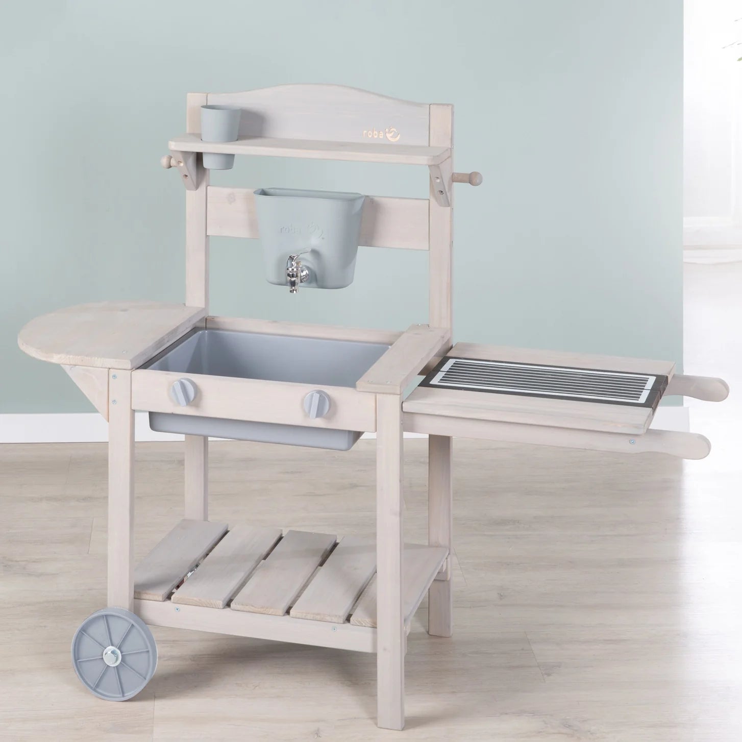 Cocina móvil de juego "Mud & Play BBQ" para niños – Madera certificada FSC – Acabado en gris grabado