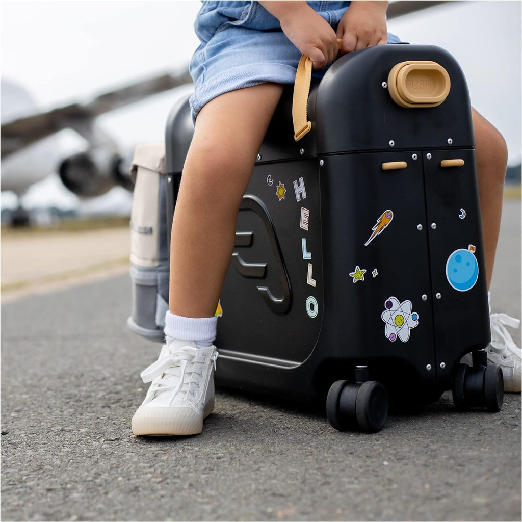 JetKids by Stokke Travel Bundle – Incluye maleta infantil para montar con cama de vuelo + mochila Crew – Ideal para edades de 3 a 7 años