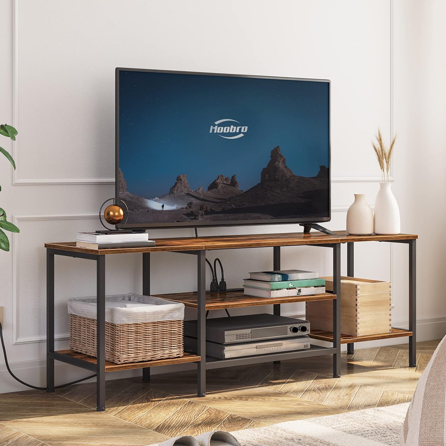 Mueble para TV con Enchufes Integrados para TVs de hasta 75 Pulgadas, Mesa Consola con Estantes Abiertos, Centro de Entretenimiento Industrial para Sala o Dormitorio, Color Marrón Rústico y Negro BF60DS01