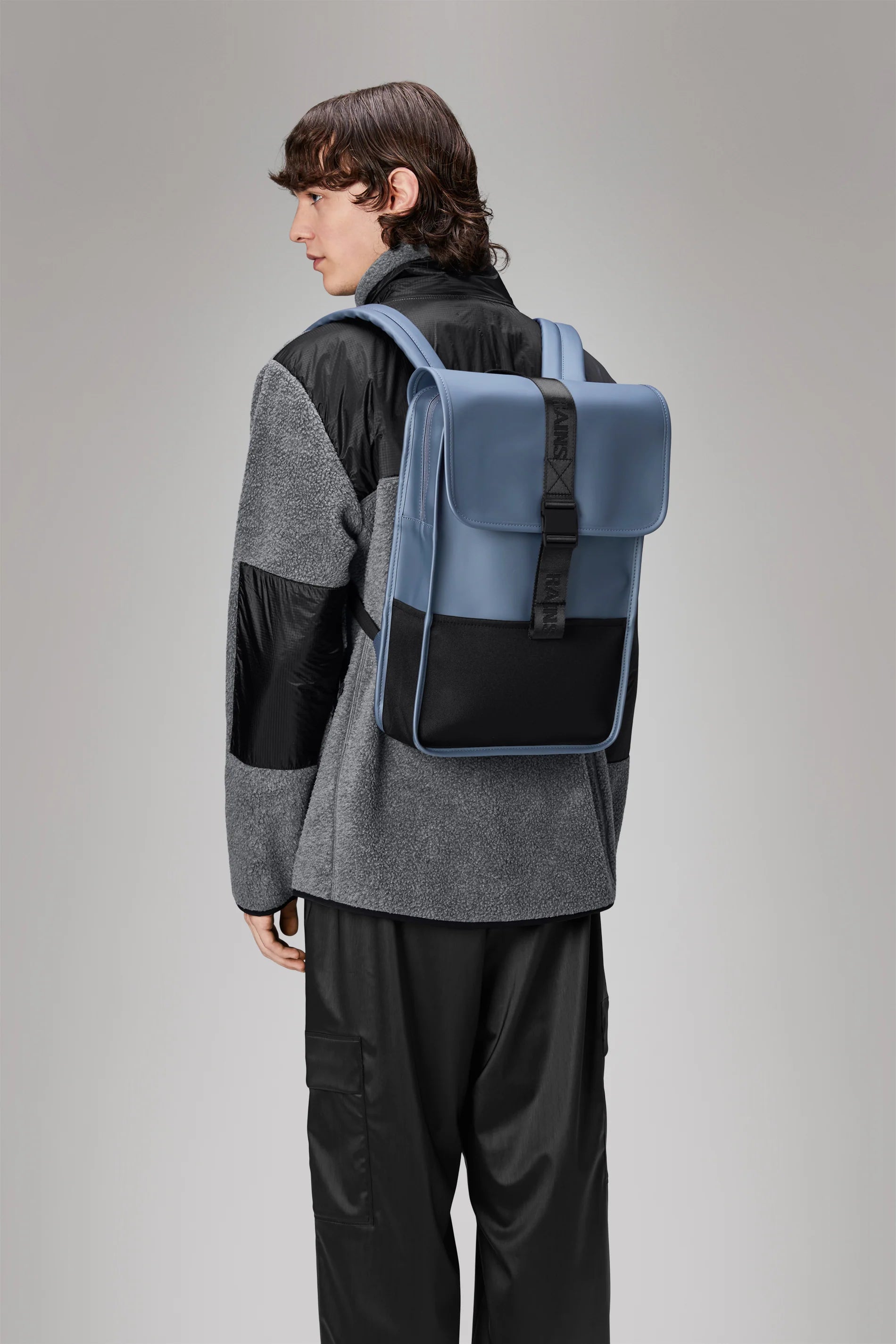 2025 Trail Backpack Mini – Mochila de Día Repelente al Agua (15") con Solapa y Hebilla de Goma – Tejido PU – Compartimento Acolchado para Portátil