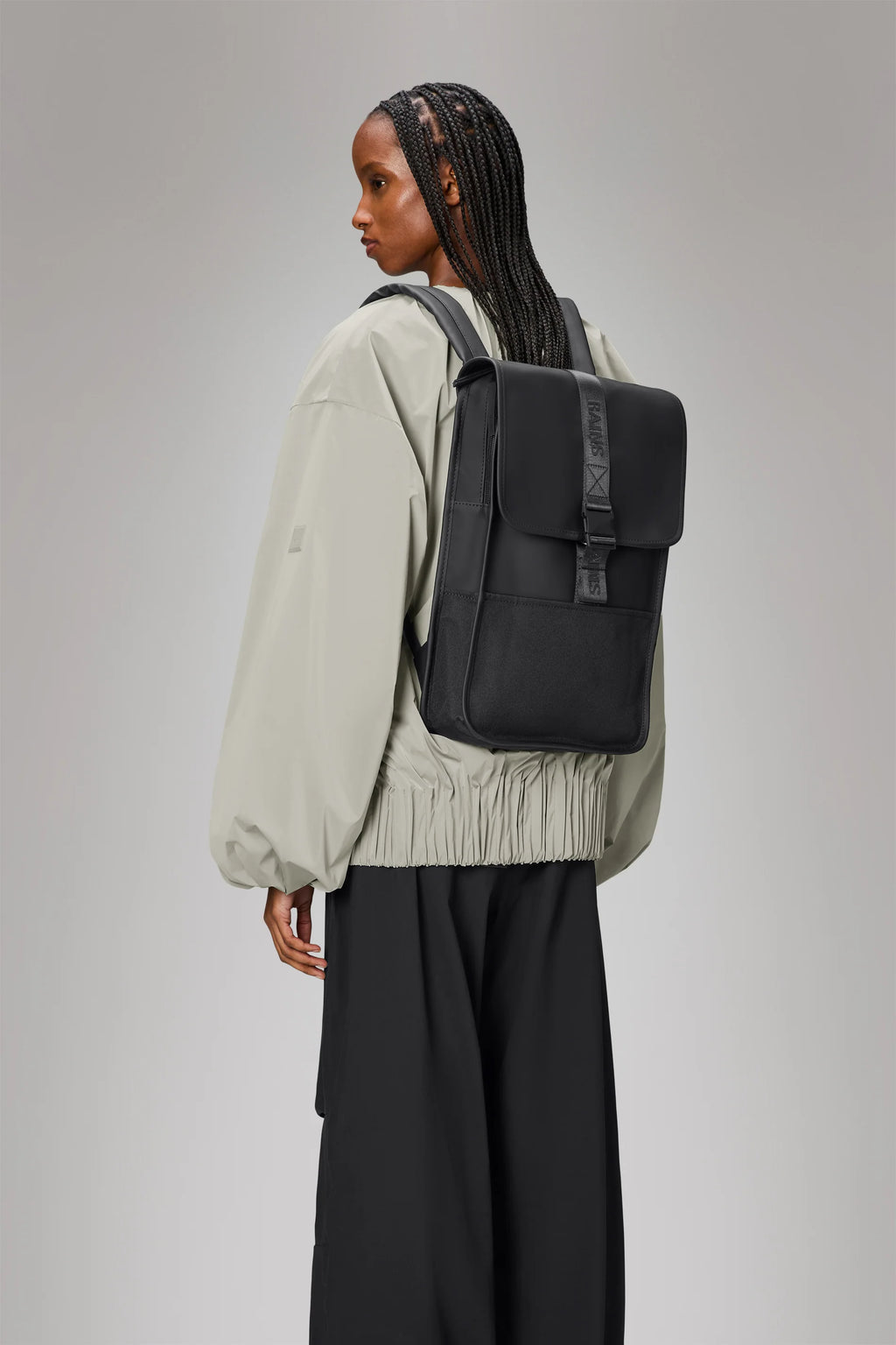 2025 Trail Backpack Mini – Mochila de Día Repelente al Agua (15") con Solapa y Hebilla de Goma – Tejido PU – Compartimento Acolchado para Portátil