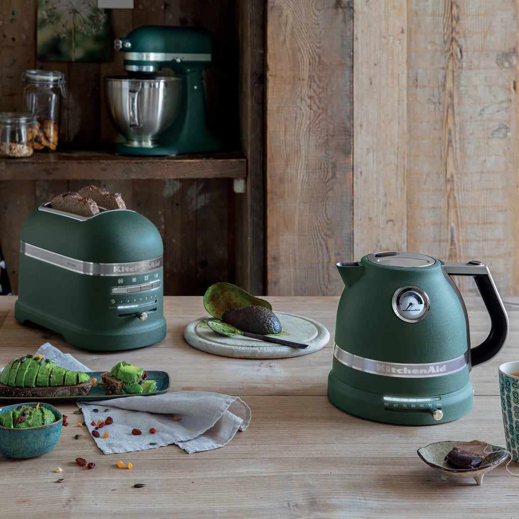 2025 Set de desayuno KitchenAid Artisan con hervidor 5KEK1522, tostadora de 2 ranuras 5KMT2204 y soporte para panecillos