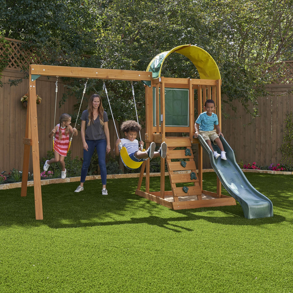 El conjunto de juegos al aire libre KidKraft Ainsley con resbaladilla y pared para escalar