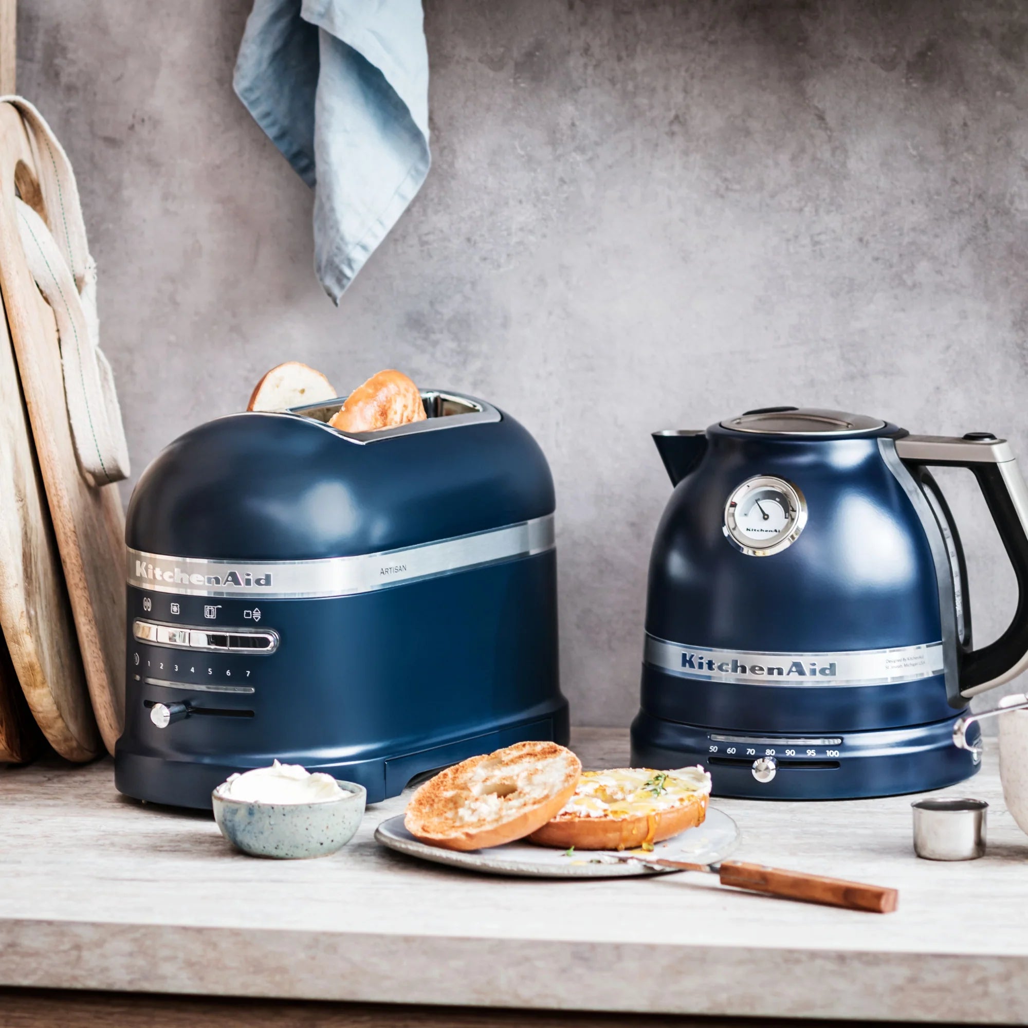 2025 Set de desayuno KitchenAid Artisan que incluye hervidor 5KEK1522, tostadora de 2 ranuras 5KMT2204 y tostadora para panecillos