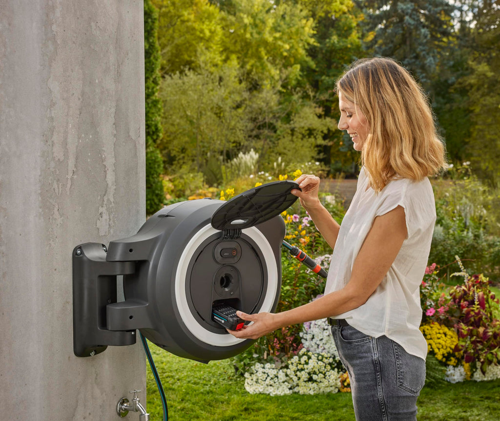 2025 Caja de Pared con Batería Gardena PowerRoll XL Lista para Usar: Enrollador Automático con Manguera de Jardín de 35 m, Guía de Manguera y RollControll, Kit Completo con Batería (18642-20)