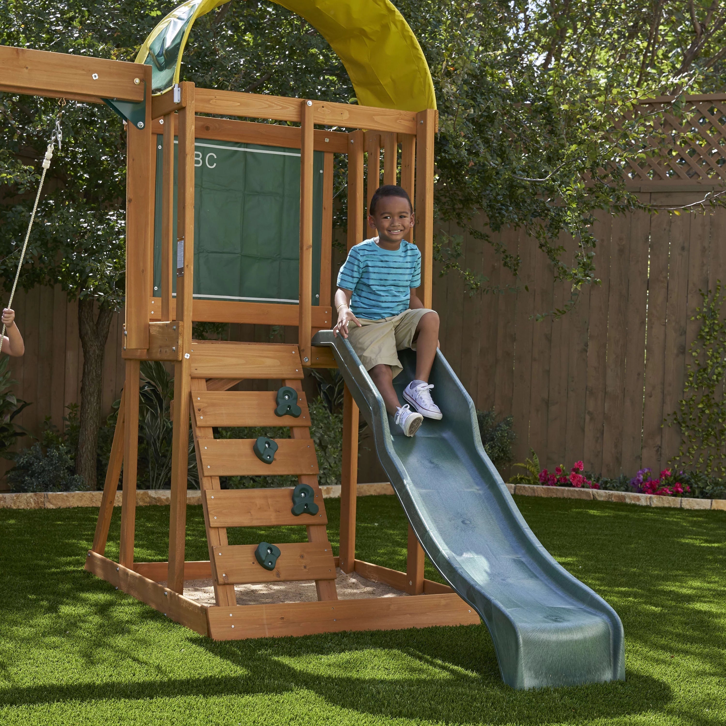 Juego de Patio KidKraft Ainsley de Madera con Resbaladilla y Muro de Escalada