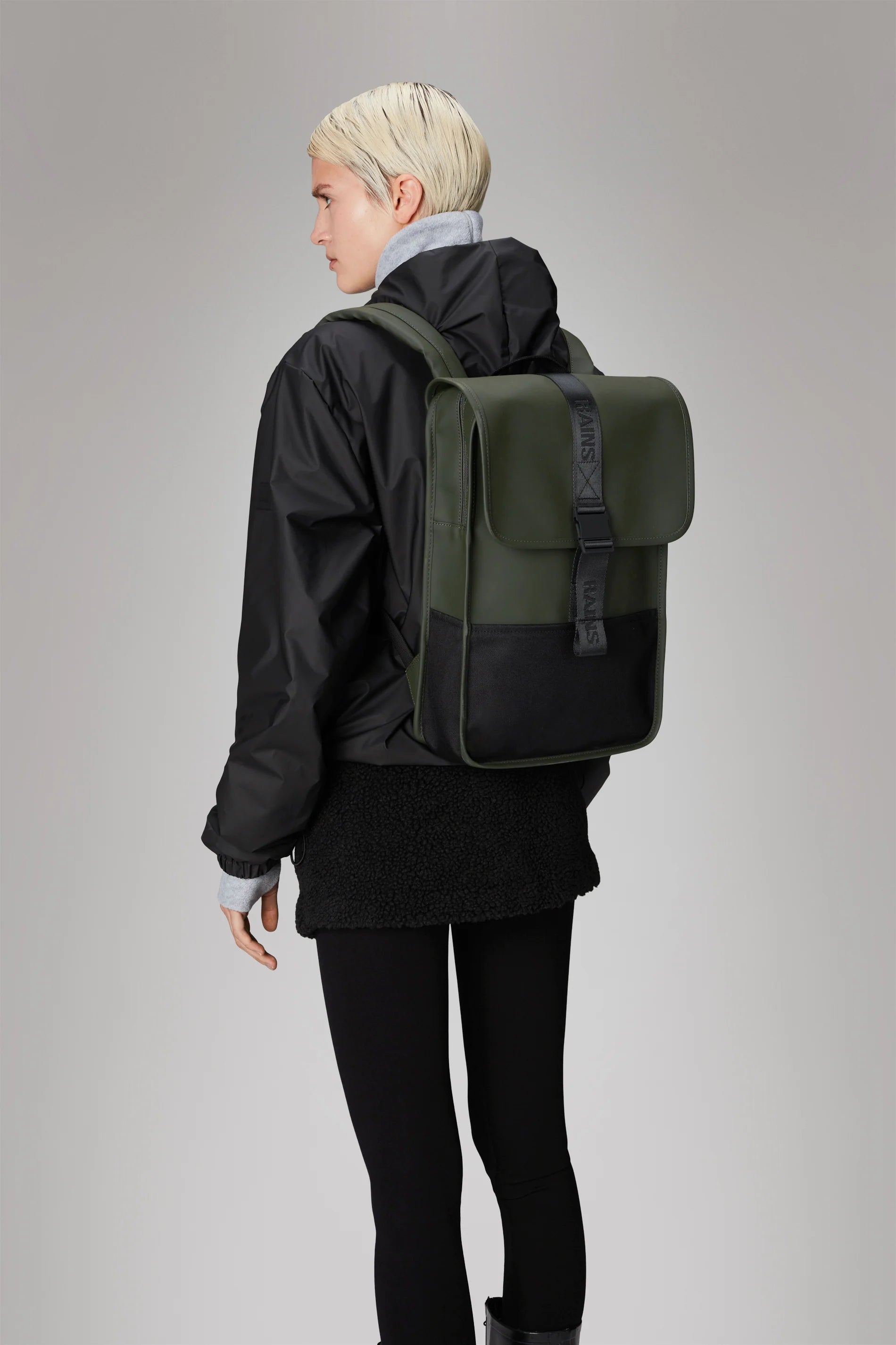 2025 Trail Backpack Mini – Mochila de Día Repelente al Agua (15") con Solapa y Hebilla de Goma – Tejido PU – Compartimento Acolchado para Portátil