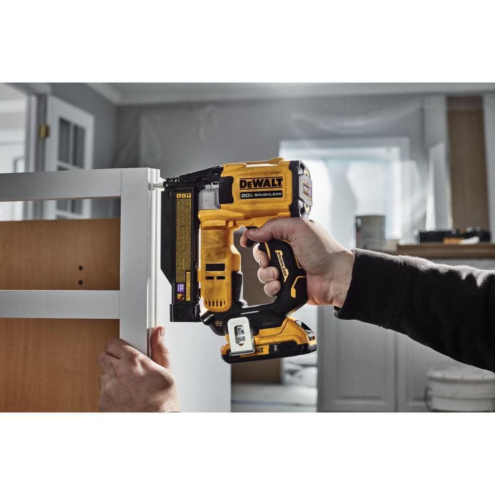 2025 Kit de Clavadora de Clavillos ATOMIC Compact Series 20V MAX 23 Gauge DCN623D1