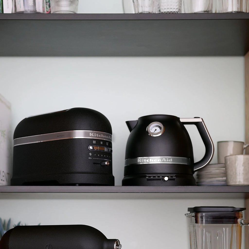 2025 Set de desayuno KitchenAid Artisan que incluye hervidor 5KEK1522, tostadora de 2 ranuras 5KMT2204 y tostadora para panecillos