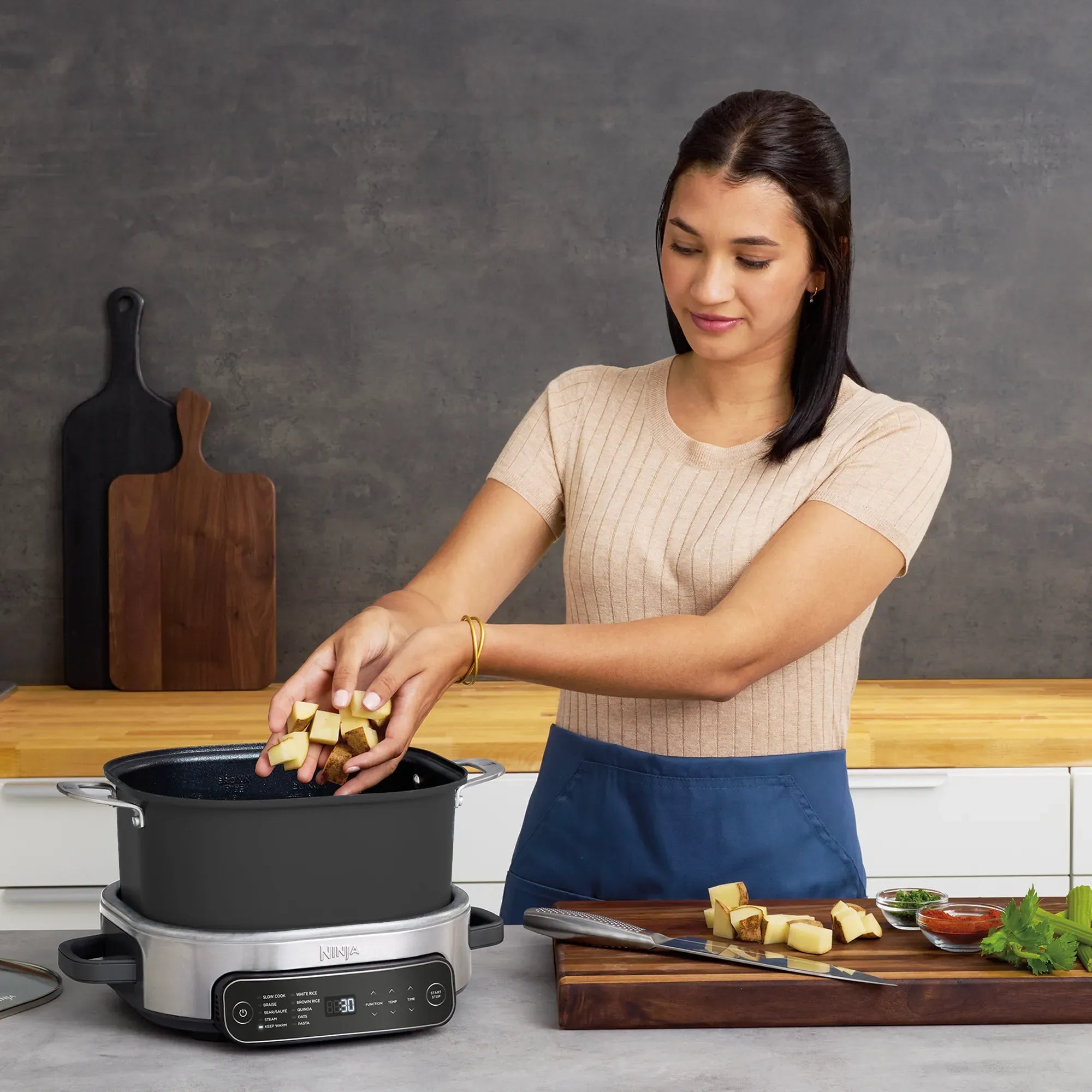 2025 Descubre el Ninja® Foodi® PossibleCooker™ Pro – el PossibleCooker™ versátil para el día a día, que reemplaza 10 aparatos y utensilios de cocina.