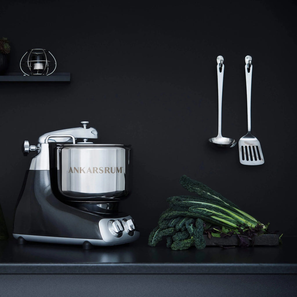 2025 Ankarsrum Assistent Original 6230 – robot de cocina multifuncional con diseño retro, bol de acero inoxidable 7L, motor de 1500W, accesorios variados, fabricación artesanal sueca, garantía de 7 años