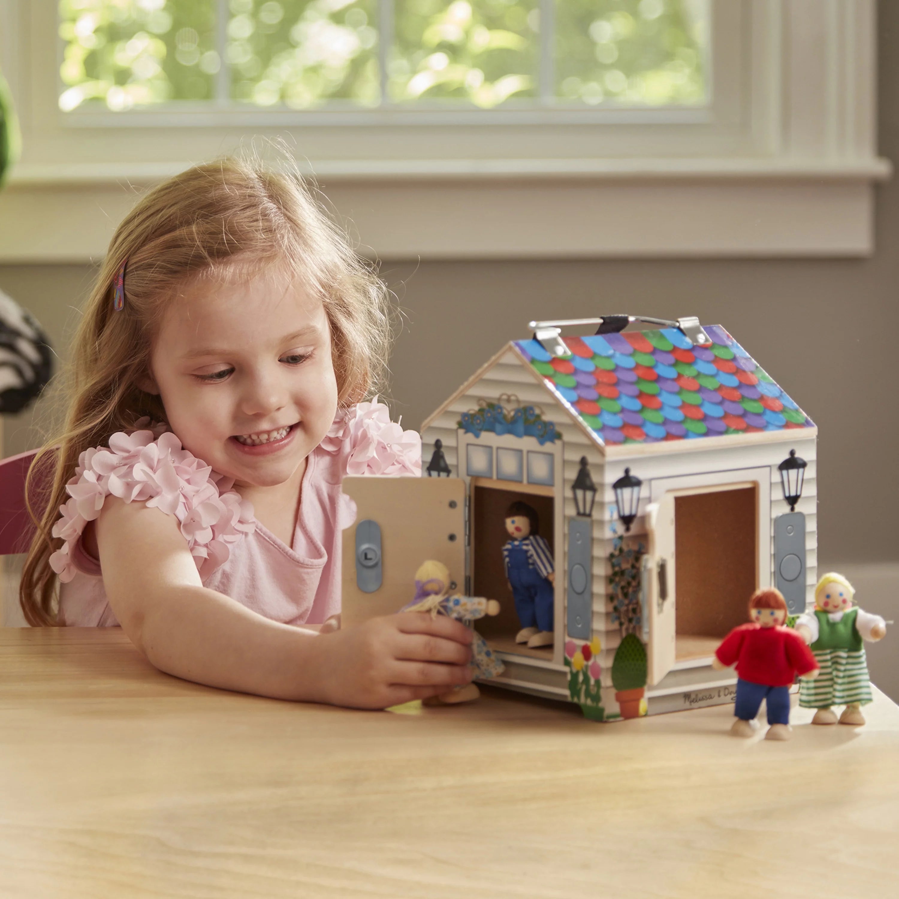 Melissa & Doug Casa de Muñecas de Madera con Timbre para Llevar – Sonidos de Timbre, Llaves, 4 Muñecos de Madera Posables